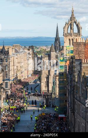 Édimbourg, Royaume-Uni. 12th septembre 2022. Vue depuis le sommet du Royal Mile jusqu'à la foule sur le Royal Mile d'Édimbourg avec la côte de l'East Lothian en arrière-plan. Tom Duffin. Banque D'Images