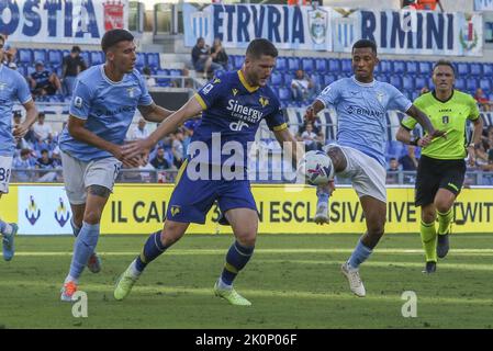 Marcos Antonio de SS Lazio. Concurrence pour le ballon avec Thomas Henry de Hellas Vérone et Nicolo Casale de SS Lazio pendant SS Lazio vs Hellas Vérone, Banque D'Images