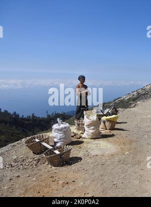 Banyuwangi, Indonésie - 13 octobre 2019 : activité du mineur de soufre au cratère d'Ijen à Banyuwangi, Java-est, Indonésie. Banque D'Images