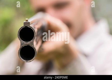Viser un fusil de chasse à double barré Banque D'Images
