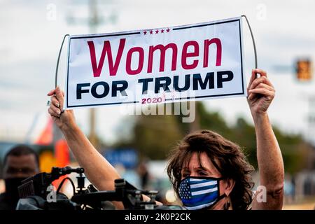 Bethesda, États-Unis. 06th octobre 2020. Un partisan de Trump tient un panneau au-dessus de la lecture « Women for Trump » alors qu'elle rejoint d'autres personnes rassemblées à l'extérieur du centre médical militaire national Walter Reed où Trump est hospitalisé pour Covid-19. Ils sont venus montrer leur soutien pendant les quatre jours qu'il a passés à l'hôpital après avoir contracté le nouveau coronavirus. (Photo par Allison Bailey/SOPA Images/Sipa USA) crédit: SIPA USA/Alay Live News Banque D'Images