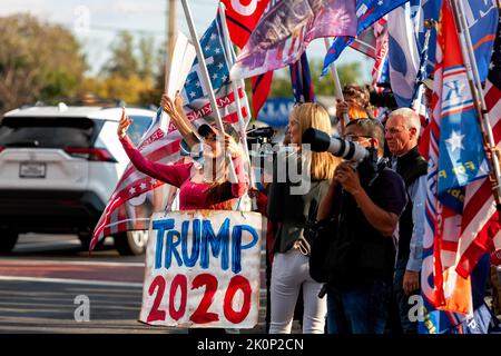 Bethesda, États-Unis. 06th octobre 2020. Les partisans de Trump se réunissent à l'extérieur du Walter Reed National Military Medical Center, où Trump est hospitalisé pour le Covid-19, tenant le 2020 Trump et les drapeaux américains. Ils sont venus montrer leur soutien pendant les quatre jours qu'il a passés à l'hôpital après avoir contracté le nouveau coronavirus. (Photo par Allison Bailey/SOPA Images/Sipa USA) crédit: SIPA USA/Alay Live News Banque D'Images