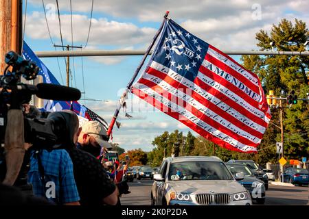 Bethesda, États-Unis. 05th octobre 2020. Les partisans de Trump arboraient un deuxième drapeau d'amendement alors qu'ils se sont rassemblés à l'extérieur du centre médical militaire national Walter Reed où Trump est hospitalisé pour le Covid-19. Ils sont venus montrer leur soutien pendant les quatre jours qu'il a passés à l'hôpital après avoir contracté le nouveau coronavirus. (Photo par Allison Bailey/SOPA Images/Sipa USA) crédit: SIPA USA/Alay Live News Banque D'Images