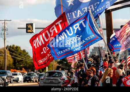 Bethesda, États-Unis. 06th octobre 2020. Les partisans de Trump se réunissent à l'extérieur du Walter Reed National Military Medical Center, où Trump est hospitalisé pour le Covid-19, tenant le 2020 Trump et les drapeaux américains. Ils sont venus montrer leur soutien pendant les quatre jours qu'il a passés à l'hôpital après avoir contracté le nouveau coronavirus. (Photo par Allison Bailey/SOPA Images/Sipa USA) crédit: SIPA USA/Alay Live News Banque D'Images