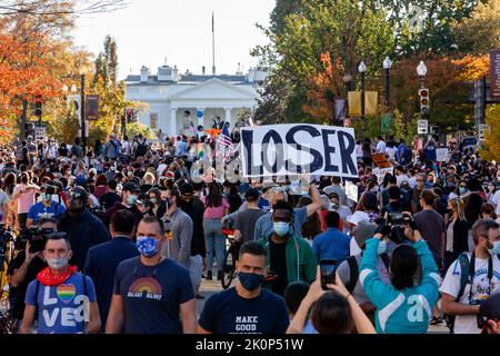 Une personne porte un panneau « perdant » - l'insulte que craint le plus Trump - à Black Lives Matter Plaza lors de l'une des plus grandes fêtes de rue de l'histoire de Washington, DC. Des milliers de Washingtoniens et de partisans de Biden / Harris se sont rendus à la White House / Black Lives Matter Plaza et dans d'autres endroits du centre-ville pour célébrer la victoire de Biden sur Trump lors de l'élection présidentielle de 2020 et l'élection de la première vice-présidente féminine du pays. Banque D'Images