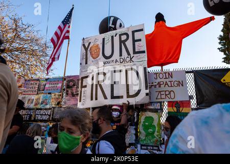 Un militant de la justice raciale soulève un signe devant la Black Lives Matter Memorial Fence, informant Donald Trump qu'il est congédié de la présidence lors de l'un des plus grands partis de rue de l'histoire de Washington, DC. Des milliers de Washingtoniens et de partisans de Biden / Harris se sont rendus à la White House / Black Lives Matter Plaza et dans d'autres endroits du centre-ville pour célébrer la victoire de Biden sur Trump lors de l'élection présidentielle de 2020 et l'élection de la première vice-présidente féminine du pays. Banque D'Images