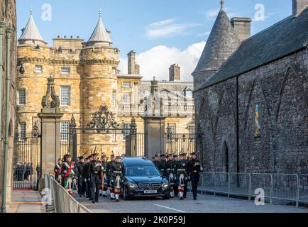 Abbaye de Strand, Palais de Holyroohouse, Édimbourg, Royaume-Uni. 12th septembre 2022. Actualités du Royaume-Uni la procession des cercueils de la Reine Elizabeth II laisse à travers les portes du Palais de Holyroodhouse, au pied du Royal Mile à Édimbourg, en Écosse. La procession parcourt le Royal Mile jusqu'à la cathédrale St Giles. Crédit photo : phil wilkinson/Alay Live News Banque D'Images