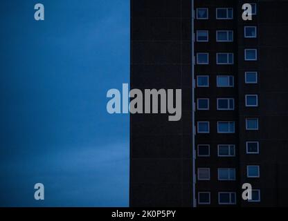 Laatzen, Allemagne. 13th septembre 2022. Aucune lumière n'est allumée dans un appartement dans un immeuble en début de matinée. Les hausses parfois massives des prix du gaz et de l'électricité sont à l'origine de difficultés financières pour de nombreuses personnes en Allemagne. Credit: Julian Stratenschulte/dpa/Alay Live News Banque D'Images