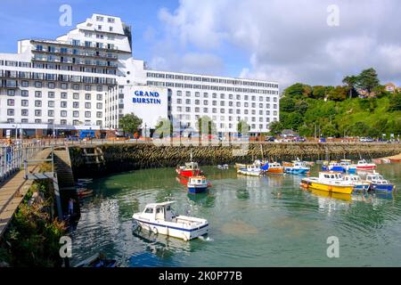 Folkestone Harbour et le Grand Burstin Hotel, Kent, Royaume-Uni Banque D'Images