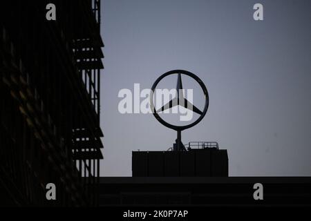 Stuttgart, Allemagne. 13th septembre 2022. Une étoile Mercedes est vue sur un bâtiment de l'usine Untertürkheim du constructeur automobile Mercedes-Benz. Le tribunal régional de Stuttgart doit rendre une décision sur la poursuite en matière de climat intentée par la Deutsche Umwelthilfe (DUH) contre Mercedes-Benz. Credit: Marijan Murat/dpa/Alamy Live News Banque D'Images