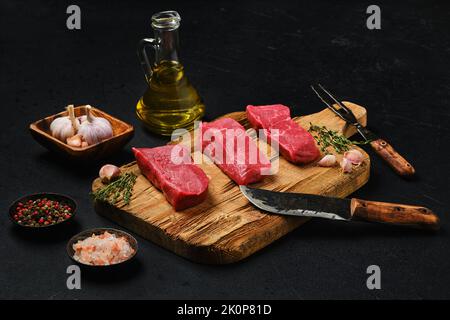 Filet de steak sans os cru prêt à frire Banque D'Images