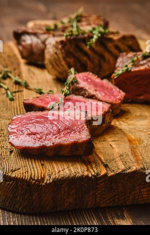 Vue en gros plan des tranches de steak de bœuf grillé juteux Banque D'Images
