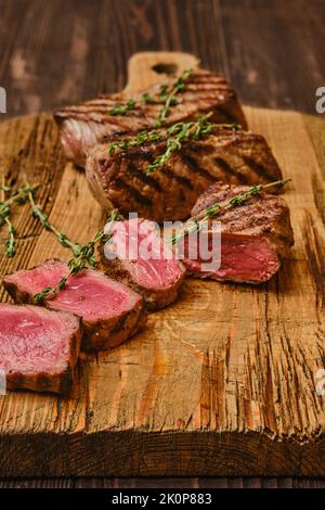 Steak de bœuf grillé coupé sur des tranches Banque D'Images