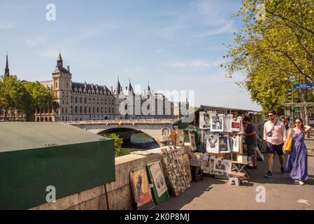 Paris, France. Août 2022. Bookstall le long de la Seine avec la conciergerie en arrière-plan. Photo de haute qualité Banque D'Images