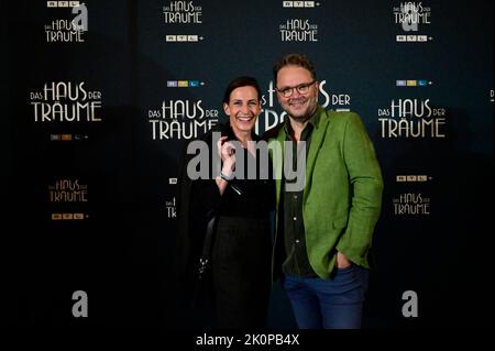 Ulrike Frank mit Ehemann Marc Schubring BEI der RTL+ Premiere von Das Haus der Träume im Kino International.Berlin am 12.09.2022 Banque D'Images