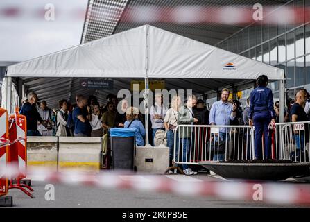 2022-09-13 08:52:10 SCHIPHOL - passagers attendant dans le hall des départs 3 à l'aéroport de Schiphol. En raison d'une occupation étroite à la sécurité, il y a encore de longues files d'attente devant les salles de départ. ANP SEM VAN DER WAL pays-bas sortie - belgique sortie Banque D'Images