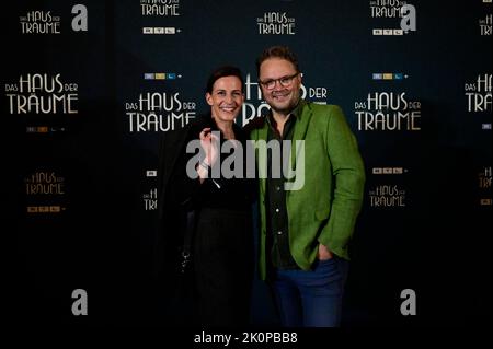 Ulrike Frank mit Ehemann Marc Schubring BEI der RTL+ Premiere von Das Haus der Träume im Kino International.Berlin am 12.09.2022 Banque D'Images