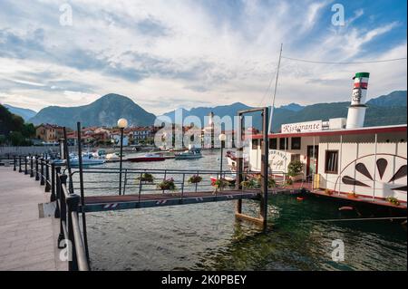 Paysage urbain avec restaurant de bateau sur la promenade du lac, Feriolo, Piémont, Italie, Europe Banque D'Images
