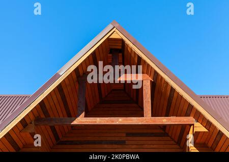 Nouvelle maison de campagne en bois fragment extérieur, pignon avec toit et poutres Banque D'Images