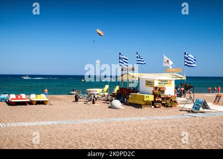 FALIRAKI, GRÈCE - 4 JUILLET 2022 : plage de sable avec sports nautiques dans la station Faliraki à Rhodes Banque D'Images