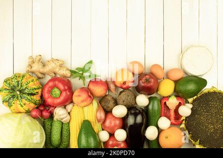 Fruits et légumes frais sur la table. Arrière-plan de planches, style rustique. Vue de dessus. Bouquet de fruits et légumes frais sur un dos en bois Banque D'Images