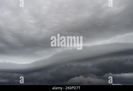 Arcus nuage roulant dans la tempête, Cumulonimbus formations de nuages sur le ciel tropical , Nimbus en mouvement , Résumé arrière-plan du phénomène naturel Banque D'Images