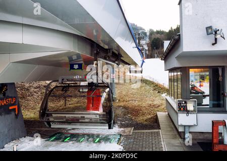 BANSKA STIAVNICA, SLOVAQUIE - 27 FÉVRIER 2022 : station de ski de fond de la station de Salamandra en hiver. Banque D'Images