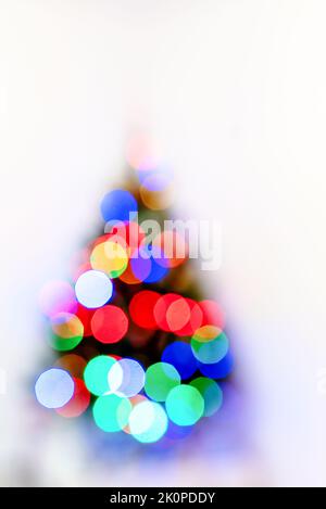 flou lumière coloré célébration bokeh et lumières diffurées décoration sur arbre de noël sur fond blanc Banque D'Images
