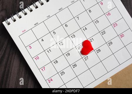 Forme de coeur rouge à la date du 20th jour dans le calendrier. Banque D'Images