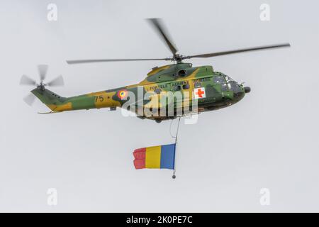 IAR-330 hélicoptère militaire Puma des forces aériennes roumaines sur l'aéroport Aurel Vlaicu de Bucarest lors d'un spectacle aérien Banque D'Images