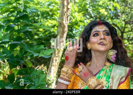 Portrait de la belle femme brune indienne visages avec la robe traditionnelle comme la déesse, c'est un concept représentatif d'Agomoni Banque D'Images