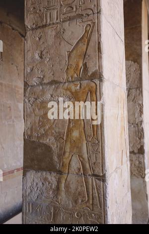 Louxor, Egypte - 13 novembre 2020: Peinture égyptienne antique sur les murs près de la porte du temple mortuaire d'Hatshepsut Banque D'Images