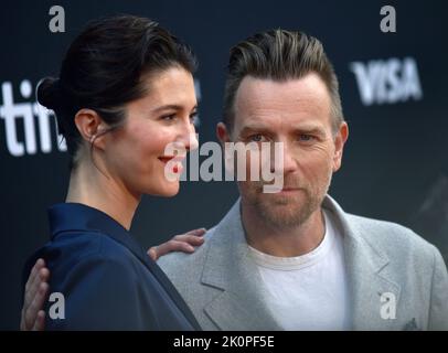 Toronto, Canada. 12th septembre 2022. Ewan McGregor (R) et son épouse Mary Elizabeth Winstead assistent à la première mondiale de « Raymond & Ray » au Roy Thomson Hall pendant le Festival international du film de Toronto, à Toronto, au Canada, sur 12 septembre 2022. Photo de Chris Chew/UPI crédit: UPI/Alay Live News Banque D'Images