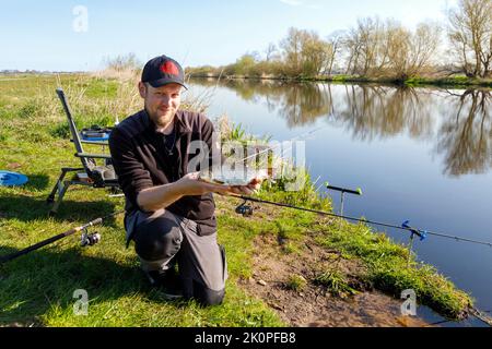 Angler sur le canal de Gieselau avec un cafard pêché Banque D'Images