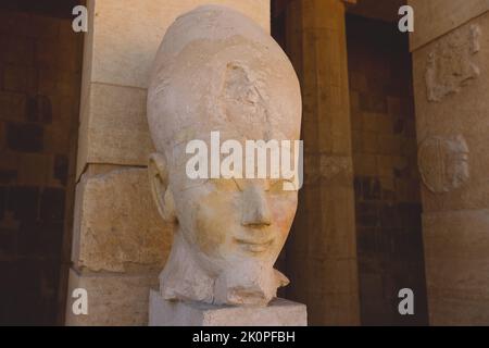 Statues anciennes de Dieu égyptien dans le temple mortuaire de Hatshepsut près de Louxor, en Égypte Banque D'Images