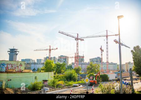 Prague, République Tchèque - 30 août 2022: Grande zone en construction avec machines de construction, projet de construction dans le district de Zizkov à Prague Banque D'Images