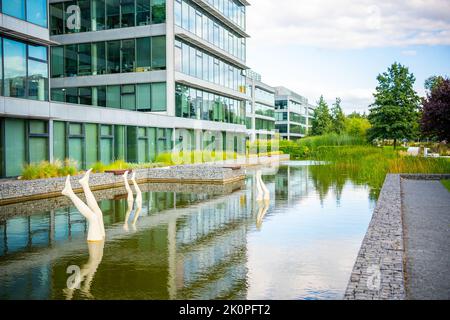 Prague, République Tchèque - 2 septembre 2022: Vue sur la rue du centre d'affaires de Chodov, le parc. Quartier moderne animé avec des bâtiments en acier et en verre. Banque D'Images