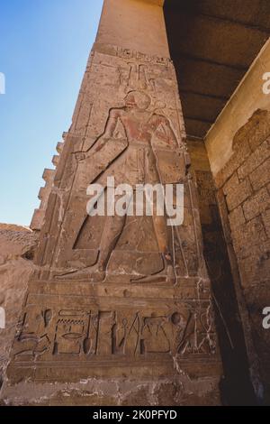 Anciens piliers égyptiens dans le temple de Seti I également connu comme le Grand Temple d'Abydos à Kharga, Egypte Banque D'Images