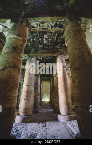 Anciens piliers égyptiens dans le temple de Seti I également connu comme le Grand Temple d'Abydos à Kharga, Egypte Banque D'Images