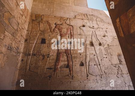 Ancien dessin égyptien sur les murs du temple de Seti I également connu comme le Grand Temple d'Abydos à Kharga, Egypte Banque D'Images