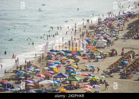 Plage bondée avec parasols plage animée, Fuengirola, Los Boliches, Andalousie, Costa del sol, Espagne. Banque D'Images