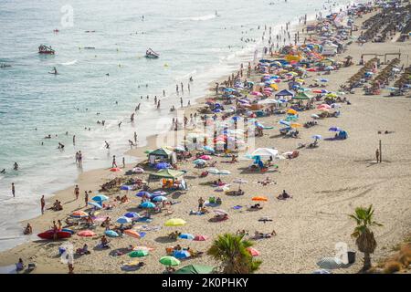 Plage bondée avec parasols plage animée, Fuengirola, Los Boliches, Andalousie, Costa del sol, Espagne. Banque D'Images