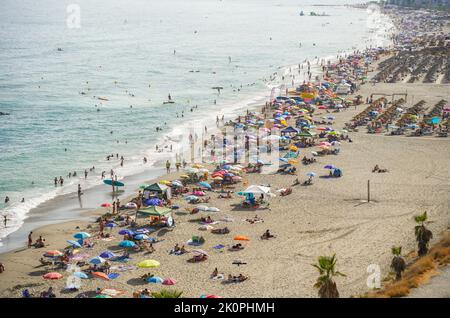 Plage bondée avec parasols plage animée, Fuengirola, Los Boliches, Andalousie, Costa del sol, Espagne. Banque D'Images