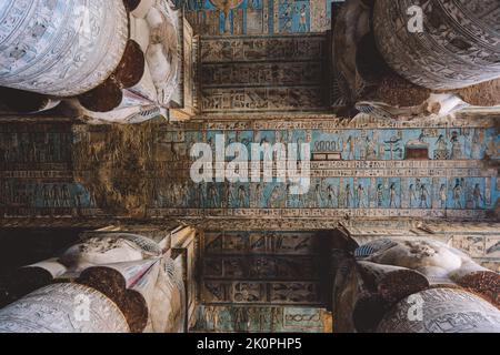 Vue sur un ancien pilier égyptien peint du complexe du Temple de Dendera dans le sud-est de Dendera, Egypte Banque D'Images