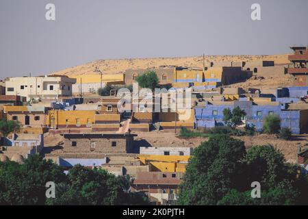 Vue panoramique sur le village nubien coloré de l'île égyptienne près du Nil, en Égypte Banque D'Images