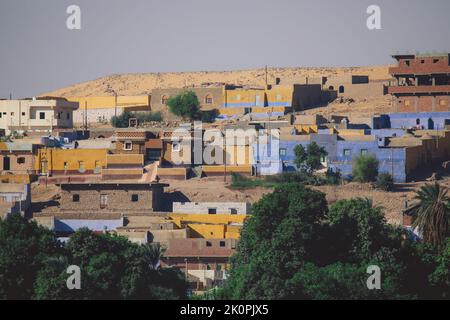 Vue panoramique sur le village nubien coloré de l'île égyptienne près du Nil, en Égypte Banque D'Images