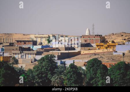 Vue panoramique sur le village nubien coloré de l'île égyptienne près du Nil, en Égypte Banque D'Images