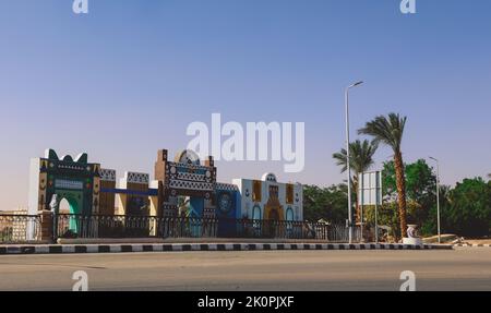 Vue panoramique sur le village nubien coloré de l'île égyptienne près du Nil, en Égypte Banque D'Images