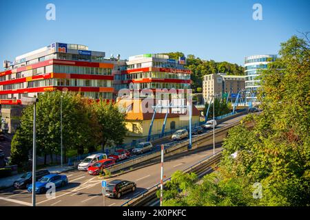 Prague, République Tchèque - 2 septembre 2022: Jonction d'autoroute avec entrée dans le tunnel de Mrazovka dans la région de Smichov. La route est relativement libre Banque D'Images