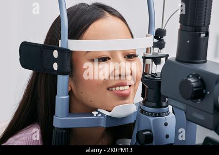 Belle femme asiatique vérifier sa vue en clinique ophtalmologique. patient en clinique ophtalmologique Banque D'Images